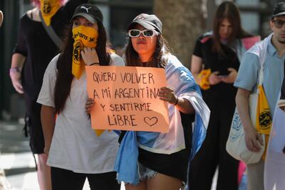 Una persona sostiene un cartel durante la marcha de colectivos LGTBI+ de Uruguay, este sábado en Montevideo.