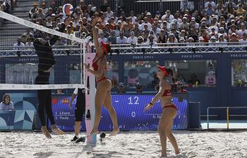 - Las españolas Paula Soria (c) y Liliana Fernández (d) durante el partido de la fase preliminar contra las egipcias Marwa Abdelhady y Elghobashy Doaa en los Juegos Olímpicos París 2024, este jueves, en la capital francesa. EFE/ Julio Muñoz