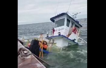 La embarcación afectada por una avería en zona de San Cosme y Damián ya se encuentra con un 90% de su estructura hundida, sujeta a otro remolcador que acudió al rescate.