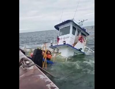 La embarcación afectada por una avería en zona de San Cosme y Damián ya se encuentra con un 90% de su estructura hundida, sujeta a otro remolcador que acudió al rescate.