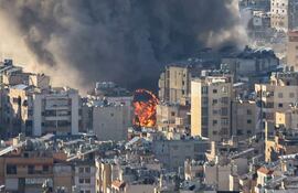 Columnas de humo se elevan tras el bombardeo israelí sobre los suburbios del sur de Beirut el 2 de marzo de 2026. La guerra iniciada por Estados Unidos e Israel contra Irán se extendió por Oriente Medio el 2 de marzo, con la entrada en combate de Hezbolá, el ejército libanés, y una base aérea británica en Chipre fue atacada.