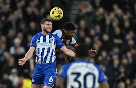James Milner, compañero del paraguayo Diego Gómez en el Brighton, anunció su retiro del fútbol profesional luego de establecer el récord de 658 partidos en la Premier League inglesa.