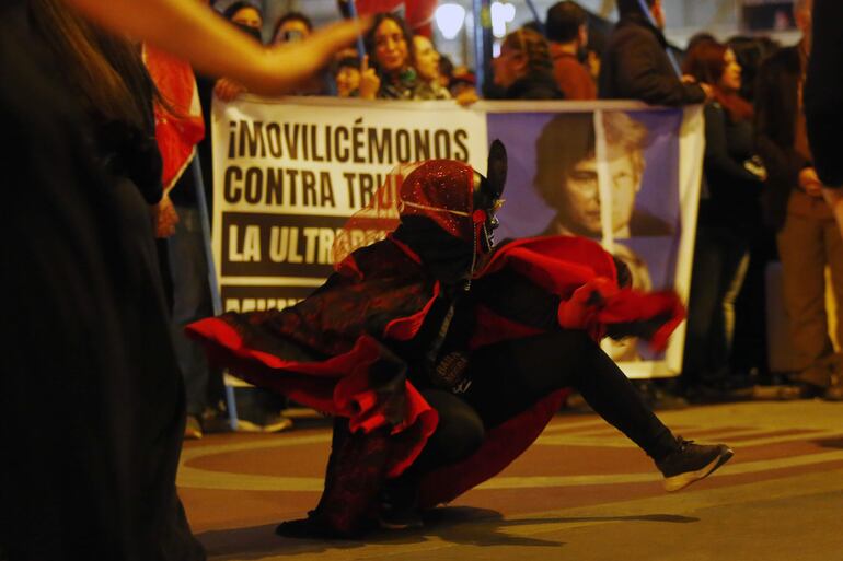 Estudiantes y ciudadanos chilenos protestaron el jueves, en rechazo al V Encuentro Regional de Foro Madrid, que reunió a líderes de la ultraderecha latinoamericana y española en Santiago, y en contra de las reformas del gobierno del presidente chileno, José Antonio Kast en Santiago (Chile)
