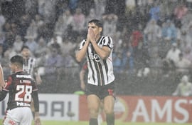 Lorenzo Melgarejo, futbolista de Libertad, lamenta el penal errado contra Sao Paulo por la tercera fecha del Grupo D de la Copa Libertadores 2025 en el estadio La Huerta, en Asunción, Paraguay.