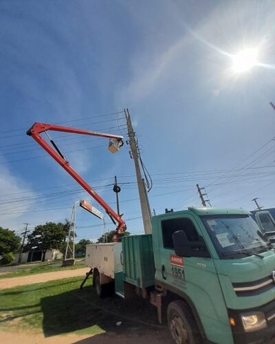 Camiones de la Ande realizando trabajos de mejora y reparación.