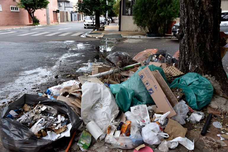 Vereda en mal estado en Asunción.