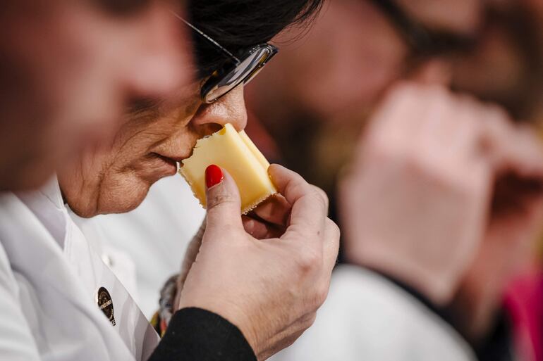 Un miembro del Súper Jurado huele un trozo de queso mientras los miembros del jurado prueban y votan los 14 quesos finalistas en el escenario durante la 37ª edición de los World Cheese Awards, organizados por el Gremio de Bellas Artes, en Berna, el 13 de noviembre de 2025.