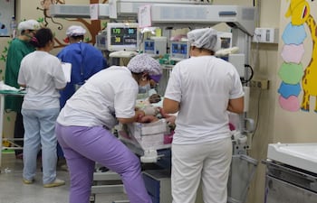 Médicos neonatólogos atienden a bebes recién nacidos. Foto Archivo.