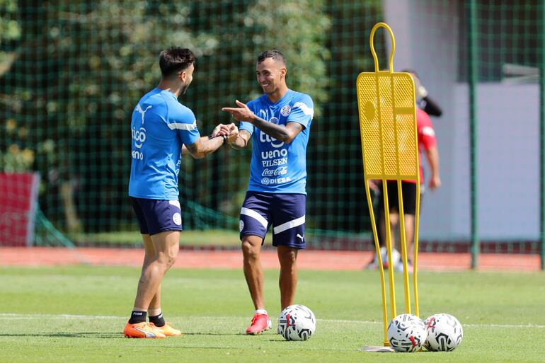 Héctor Villalba (i) y Alejandro Romero Gamarra (d), jugadores de la selección paraguaya, en un entrenamiento en el CARDE, en Ypané.
