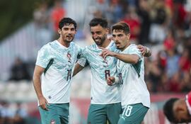El portugués Bruno Fernandes (C) festeja con Gonçalo Guedes (I) y Pedro Neto tras marcar un gol durante el partido amistoso internacional de fútbol entre Portugal y Chile, celebrado en el Estadio Nacional de Oeiras, Portugal.