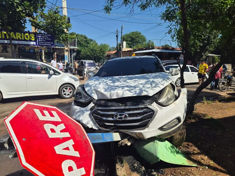 Video: ebrio y sin licencia, chocó cuatro veces y terminó incrustado en una señal en Luque Video: ebrio y sin licencia, chocó cuatro veces y terminó incrustado en una señal en Luque
