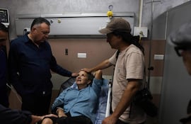 La fotoperiodista estadounidense Heidi Levine yace en una camilla en la sala de urgencias del hospital gubernamental de Ramala, ciudad ocupada por Israel, mientras recibe tratamiento tras ser atacada por colonos israelíes mientras fotografiaba a agricultores palestinos cosechando aceitunas en la aldea palestina de Abu Falah, el 16 de octubre de 2026.