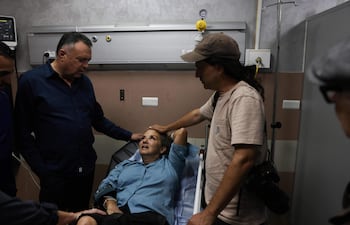 La fotoperiodista estadounidense Heidi Levine yace en una camilla en la sala de urgencias del hospital gubernamental de Ramala, ciudad ocupada por Israel, mientras recibe tratamiento tras ser atacada por colonos israelíes mientras fotografiaba a agricultores palestinos cosechando aceitunas en la aldea palestina de Abu Falah, el 16 de octubre de 2026.