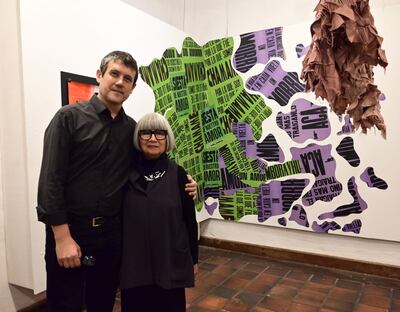 Gustavo Piñero, curador de la muestra "Yagua Rincón", junto a Adriana Almada, curadora principal y asesora de Pinta Sud Asu, en la muestra que se presenta en la Casa Castelví de la Manzana de la Rivera.