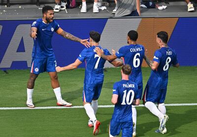 El capitán azul, Reece James, festeja su gol que abrió el score junto a sus compañeros.