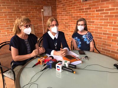 Hijas de Óscar Denis en conferencia de prensa: Silvana, Myriam Beatriz y Lorena.