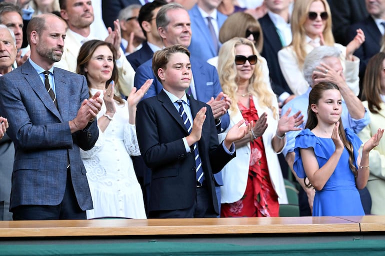 El príncipe William con sus hijos George y Charlotte aplauden mientras Kate Middleton entrega el trofeo de individuales masculinos al italiano Jannik Sinner tras su victoria frente al alemán Alexander Zverev. (Kirill KUDRYAVTSEV / AFP) 