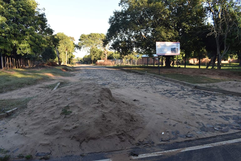 Paralizan obra de empedrado en Corateí tras detectarse presuntos incumplimientos técnicos