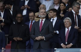 El rey Felipe VI junto al presidente del Atlético, Enrique Cerezo, antes del partido de ida de las semifinales de la Liga de Campeones que Atlético de Madrid y Arsenal FC disputaron ayer en el estadio Metropolitano. (EFE/Juanjo Martín)