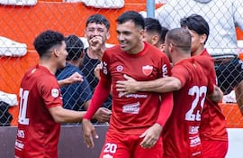 Festejo de uno de los goles de Rodney Chaparro para Fernando de la Mora.