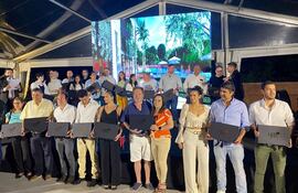 Los flamantes propietarios de Oga Ciudad Jardín, en Luque, recibieron las llaves de sus correspondientes departamentos.