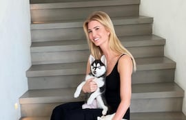 Ivanka Trump posando con Aspen en sus brazos y junto a otro de los perritos de la familia.