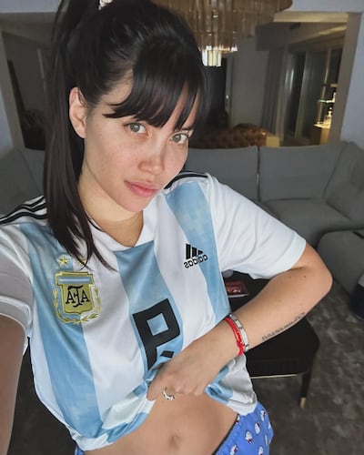 Wanda Nara luciendo la camiseta Albiceleste.