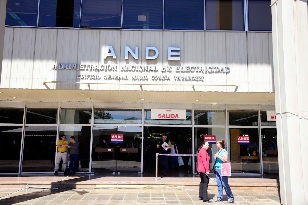 Sitrande realiza vigilia frente al MEF y reclama más recursos para la ANDE Sitrande realiza vigilia frente al MEF y reclama más recursos para la ANDE