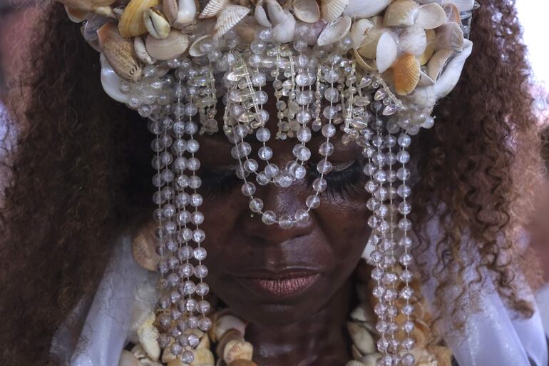 Una mujer devota de lemanjá participa en una ceremonia religiosa en Río de Janeiro (Brasil).