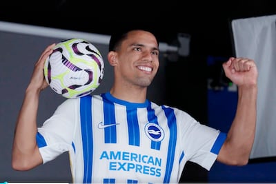 Diego Gómez tendrá que esperar un poco para su debut con el Brighton en el fútbol inglés.