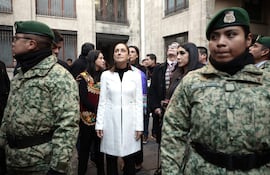 La presidenta de México, Claudia Sheinbaum (c), permanece en un patio del Palacio Nacional como parte del protocolo de seguridad tras un sismo este viernes, en Ciudad de México (México).
