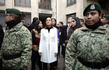 La presidenta de México, Claudia Sheinbaum (c), permanece en un patio del Palacio Nacional como parte del protocolo de seguridad tras un sismo este viernes, en Ciudad de México (México).