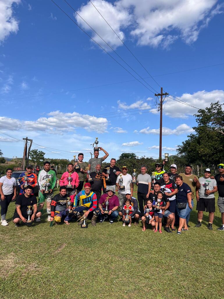 Celebración de los competidores luego de recibir sus respectivos trofeos.