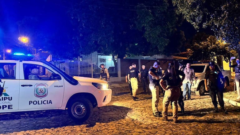 Policía Nacional inspecciona un auto abandonado por presuntos tortoleros tras una persecusión que terminó en Barrio Obrero de Asunción.