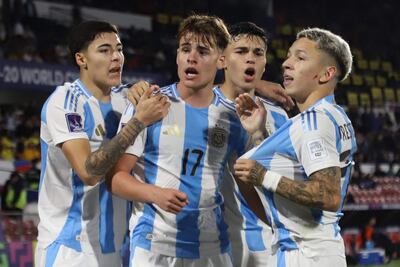 El delantero de Argentina, el número 17 Mateo Silvetti, celebra con sus compañeros de equipo después de marcar un gol durante el partido de fútbol de semifinales de la Copa Mundial Sub-20 de la FIFA 2025 entre Argentina y Colombia en el Estadio Nacional de Santiago.