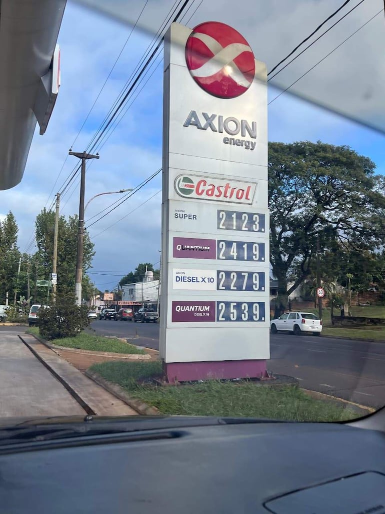 Cartel con precios de combustibles Axion Energy en entorno urbano, sin personas visibles ni actividades destacadas.