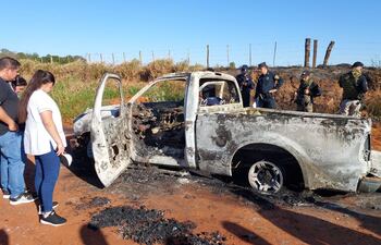 Una camioneta presumiblemente de la marca Ford F250, quedó totalmente calcinada en el trayecto a la colonia Naranjaty a unos 6 kilómetros de Curuguaty.