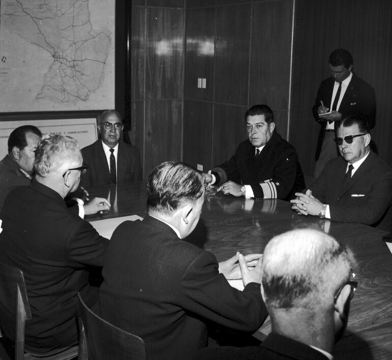 Los ministros Marcial Samaniego, de Obras Públicas, y Leodegar Cabello, de Defensa Nacional, presidiendo la reunión sobre la pronta salida del Buque Guaraní en 1968.