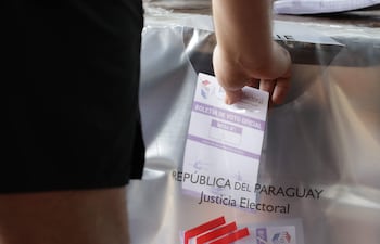 Imagen ilustrativa: una persona depositando su voto durante las elecciones municipales del 4 de octubre pasado.