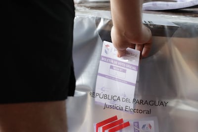 Una persona deposita un voto este domingo, durante las elecciones municipales en Asunción (Paraguay). EFE/ Juan Pablo Pino