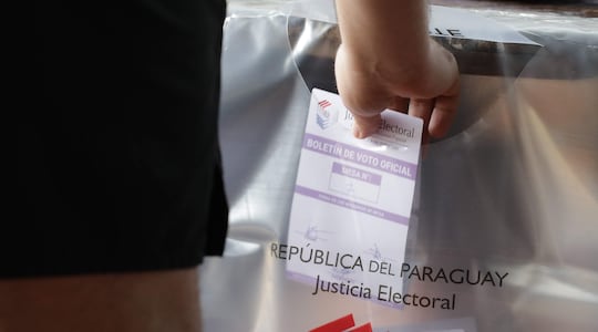 ASUNCIÓN (PARAGUAY), 04/10/2026.- Una persona deposita un voto este domingo, durante las elecciones municipales en Asunción (Paraguay). EFE/ Juan Pablo Pino
