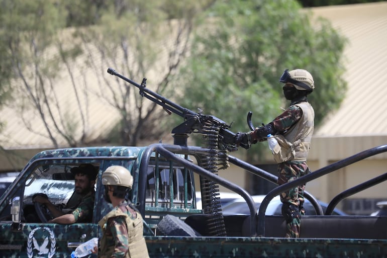 Combatientes hutíes patrullan en Saná, Yemen.
