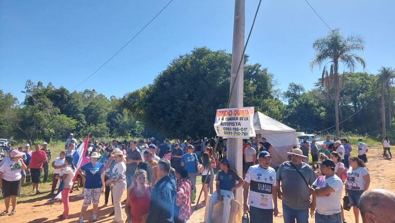 Varias familias se movilizaron para exigir el viaducto peatonal en Caacupé.