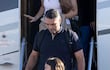 Flávio Bolsonaro desciende de un avión tras su llegada al Aeropuerto Ejecutivo Opa-Locka, en Miami, Florida, el 28 de octubre de 2026.