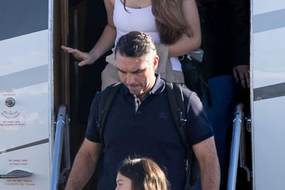 Flávio Bolsonaro desciende de un avión tras su llegada al Aeropuerto Ejecutivo Opa-Locka, en Miami, Florida, el 28 de octubre de 2026.