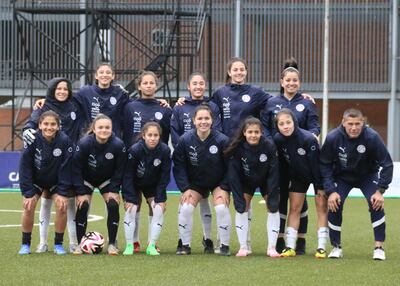 AME3421. LUQUE (PARAGUAY), 26/08/2024.- Fotografía del 22 de agosto de 2024 de las jugadoras de la selección femenina sub-20 de Paraguay posando en el Centro de Alto Rendimiento de las Divisiones Formativas (Cardif) en el Parque Olímpico Paraguayo en Luque (Paraguay). La selección de Paraguay, actual vicecampeona sudamericana, buscará sorprender y llegar "lo más lejos posible" en el Mundial sub-20 de fútbol femenino de Colombia, al que acudirá con siete de jugadoras que militan en el extranjero y una de las máximas goleadoras del sur del continente. EFE/ Nina Osorio