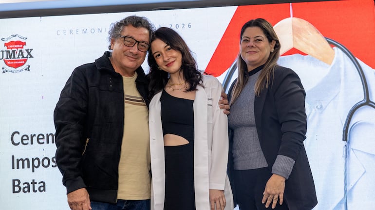 La ceremonia reunió a estudiantes, familiares y autoridades de la UMAX, en un acto que simbolizó el inicio de una importante misión profesional.