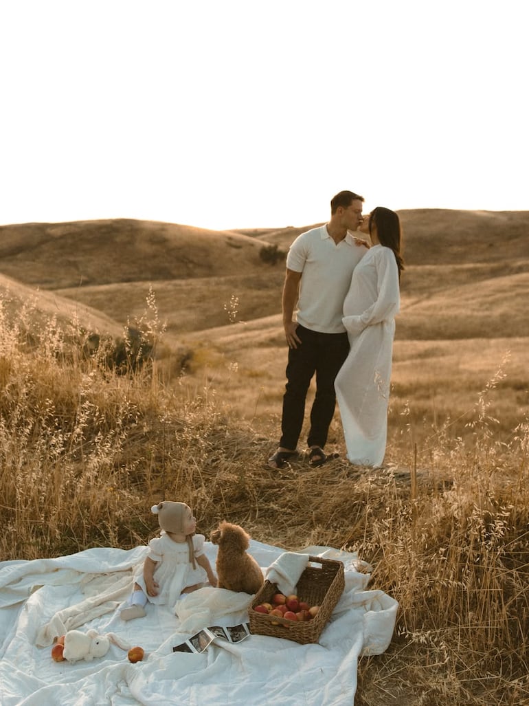 Olivia Culpo y Christian McCaffrey anunciaron que están nuevamente en la dulce espera con  una tierna producción fotográfica. (Instagram/Olivia Culpo)