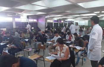 Jóvenes durante la última prueba de admisión para carreras de la Facultad de Ciencias Médicas de la UNA.