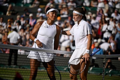 Karolina Muchova (derecha) superó en dos mangas a Naomi Osaka.